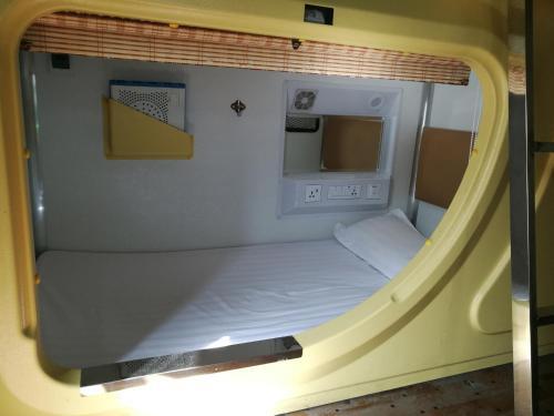 Шангри-Ла: 9 Space Capsule Youth Hostel