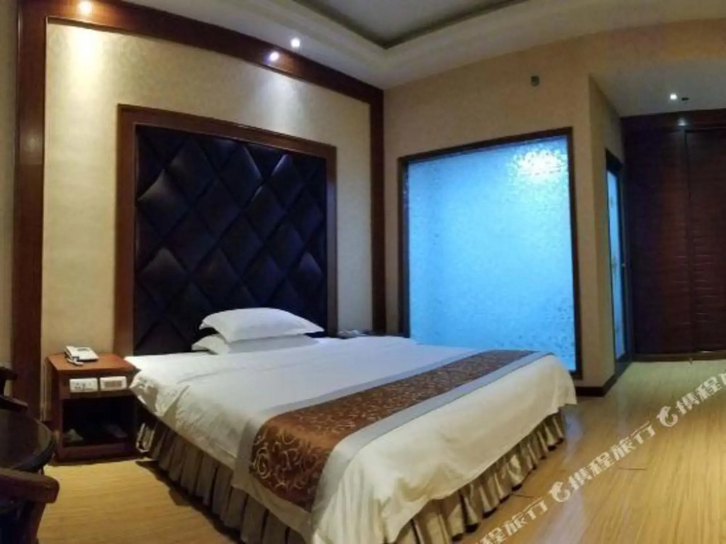 Хэчи: Ganglong Business Hotel