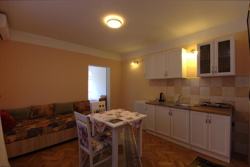 Бар: Apartments Astel