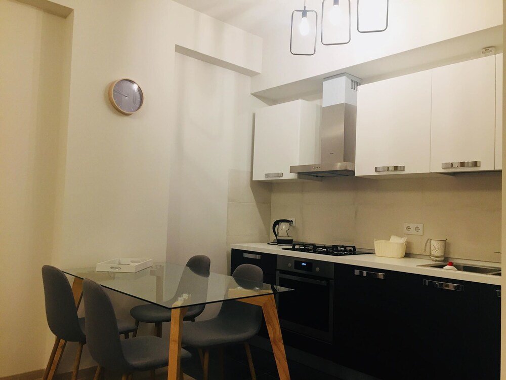Тбилиси: Sol's M2 White Modern Apartments