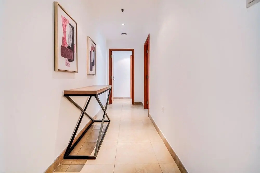 Дубай: Palatial 2BR Apartment with Sleek Finish