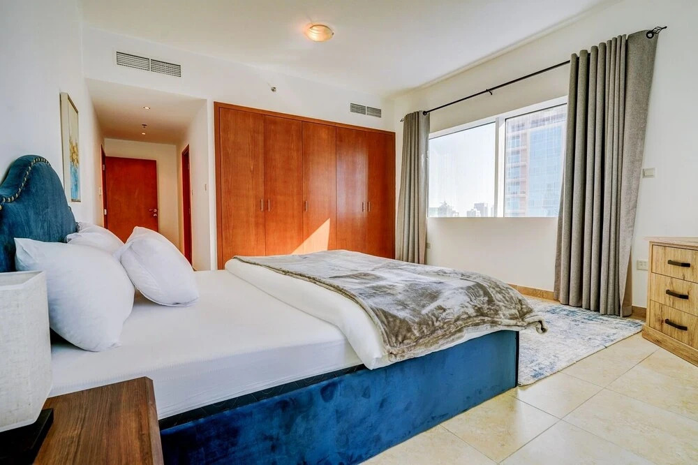 Дубай: Palatial 2BR Apartment with Sleek Finish