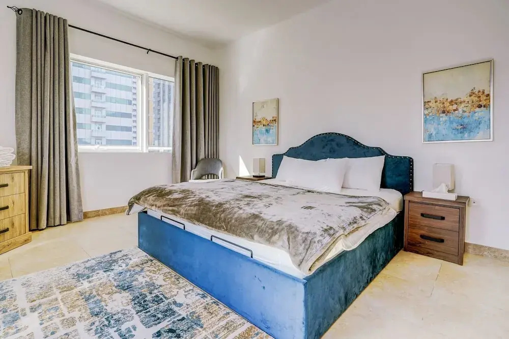 Дубай: Palatial 2BR Apartment with Sleek Finish