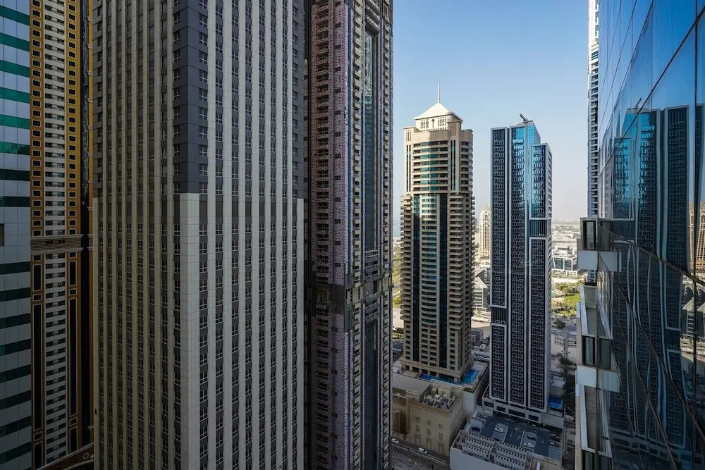 Дубай: Palatial 2BR Apartment with Sleek Finish