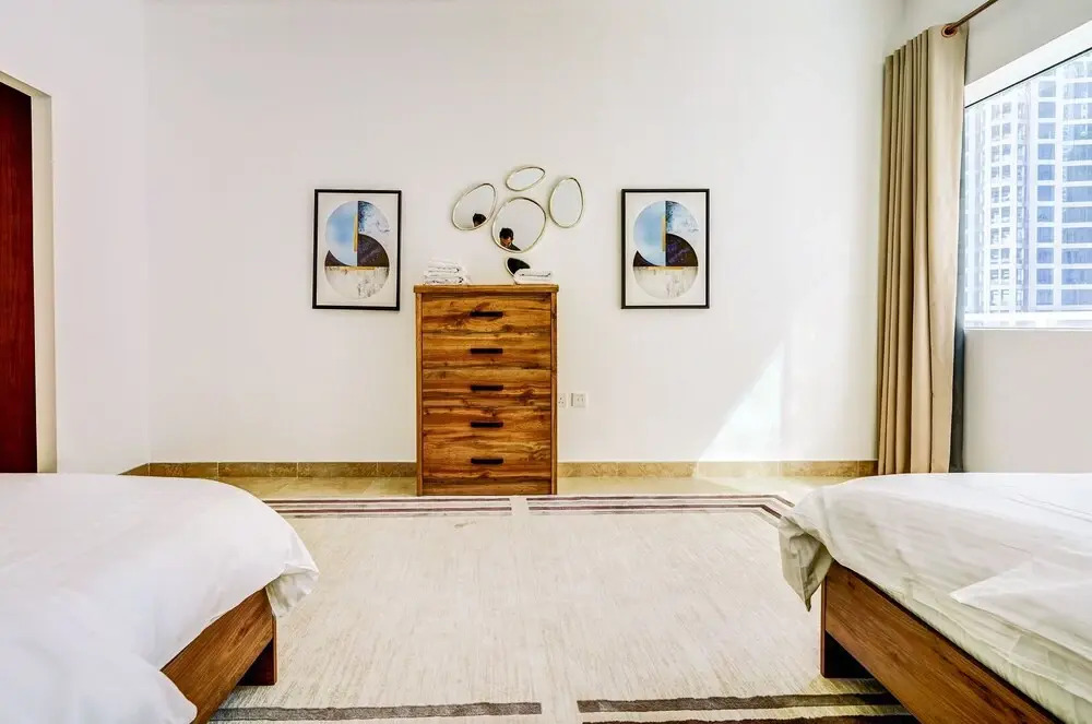 Дубай: Palatial 2BR Apartment with Sleek Finish