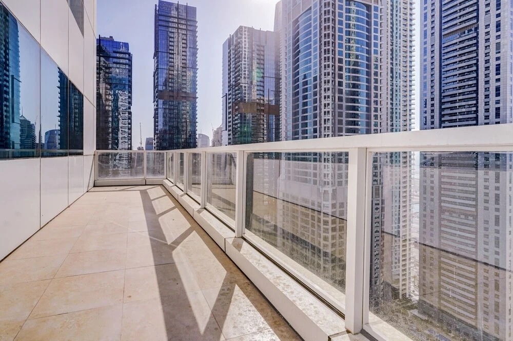 Дубай: Palatial 2BR Apartment with Sleek Finish