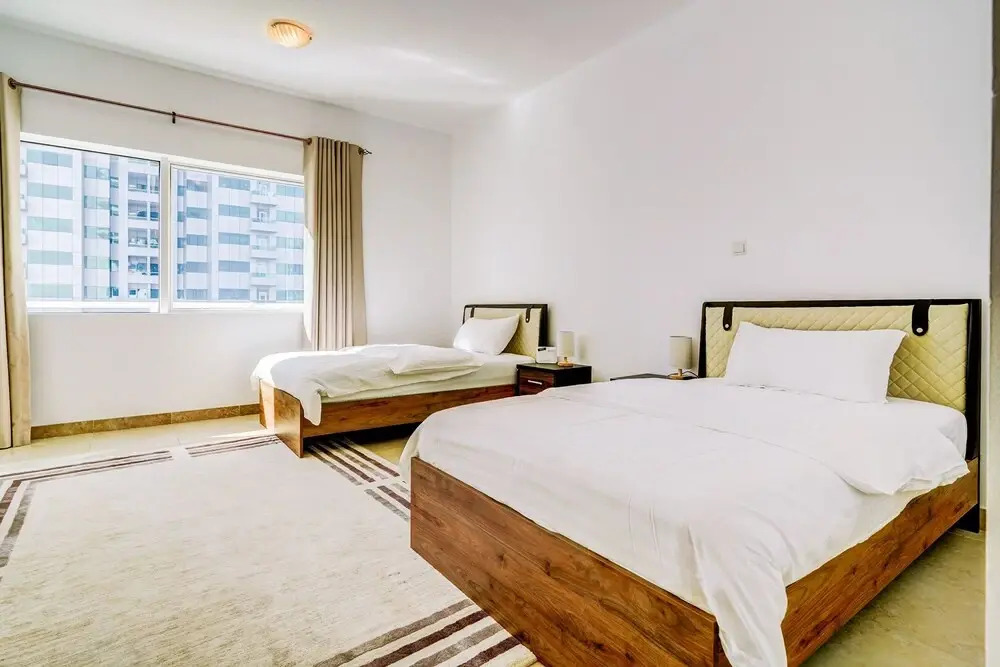 Дубай: Palatial 2BR Apartment with Sleek Finish