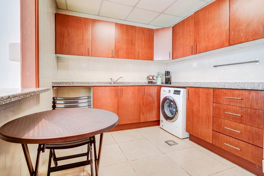 Дубай: Palatial 2BR Apartment with Sleek Finish
