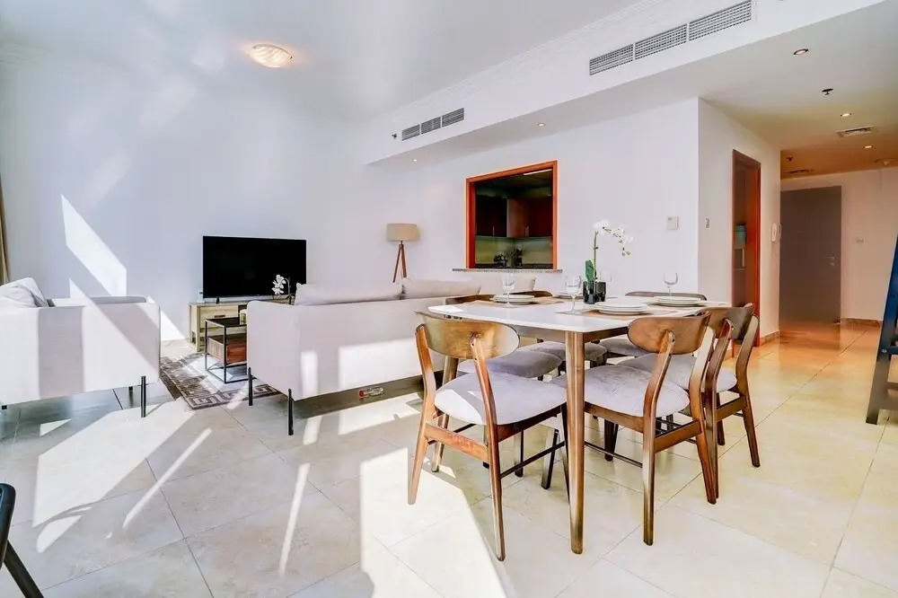 Дубай: Palatial 2BR Apartment with Sleek Finish