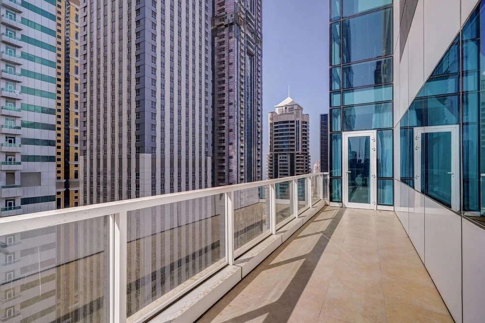 Дубай: Palatial 2BR Apartment with Sleek Finish