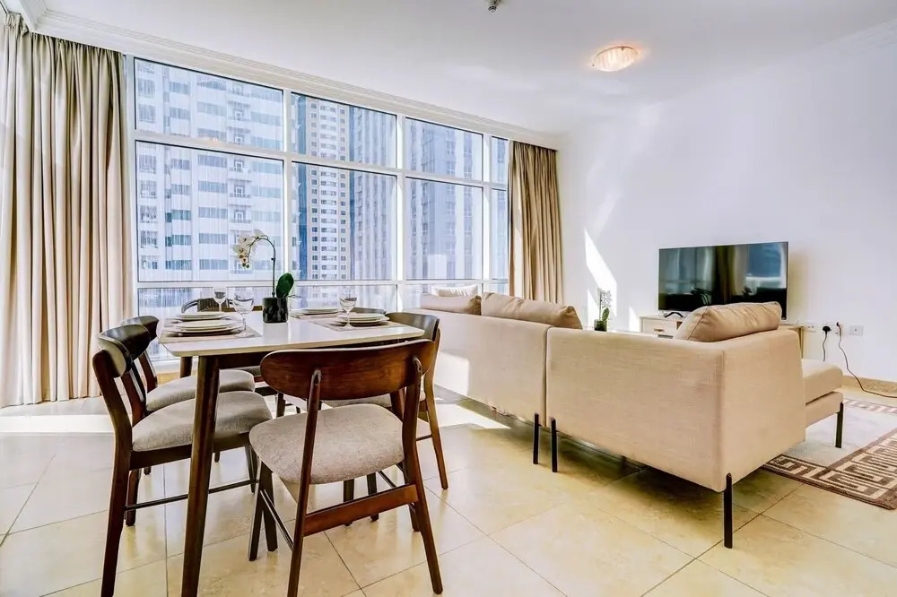 Дубай: Palatial 2BR Apartment with Sleek Finish