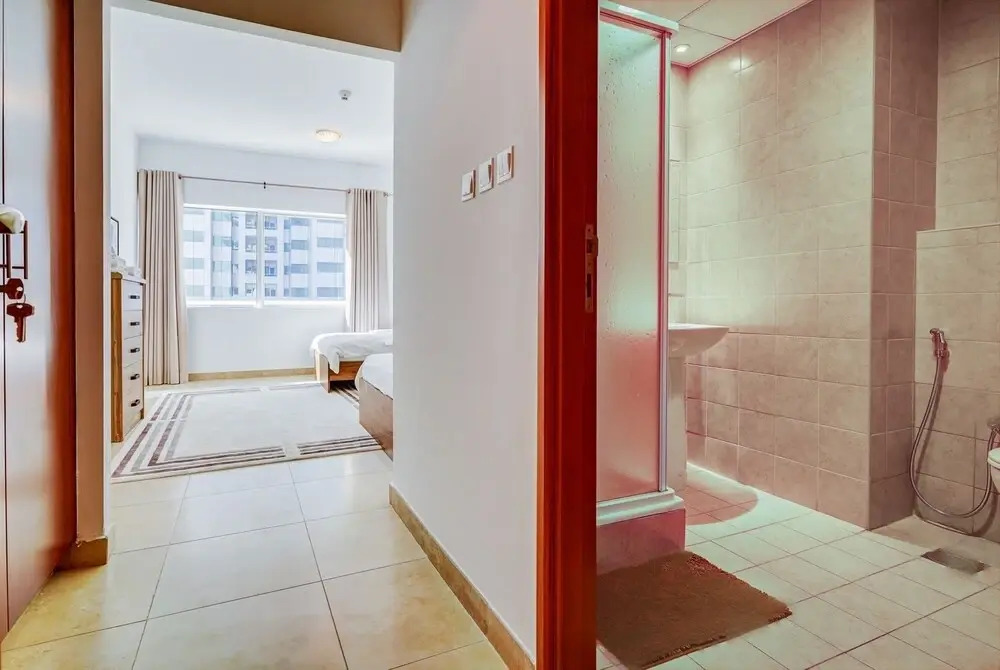 Дубай: Palatial 2BR Apartment with Sleek Finish