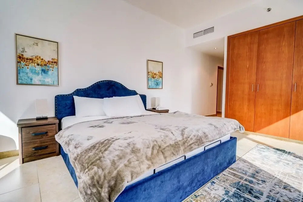 Дубай: Palatial 2BR Apartment with Sleek Finish