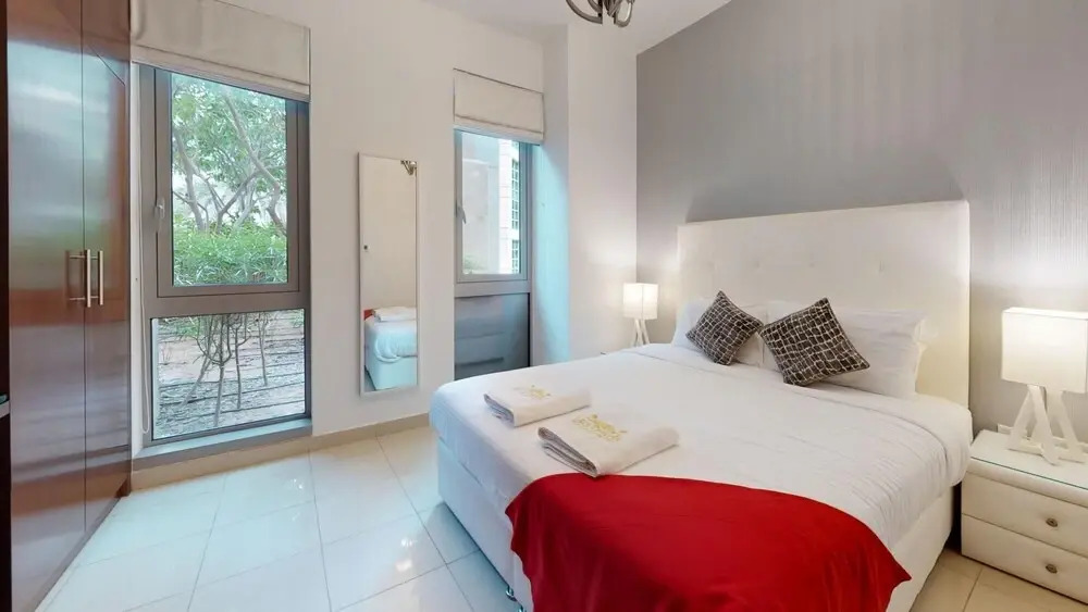 Дубай: 3BR Downtown Burj Khalifa Pool Views