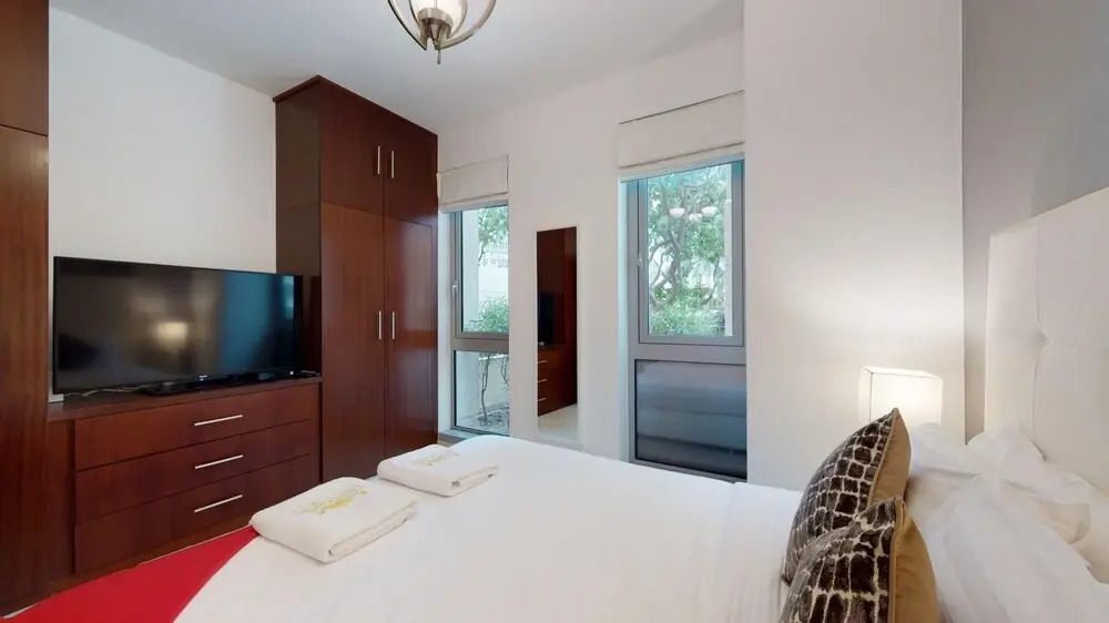 Дубай: 3BR Downtown Burj Khalifa Pool Views