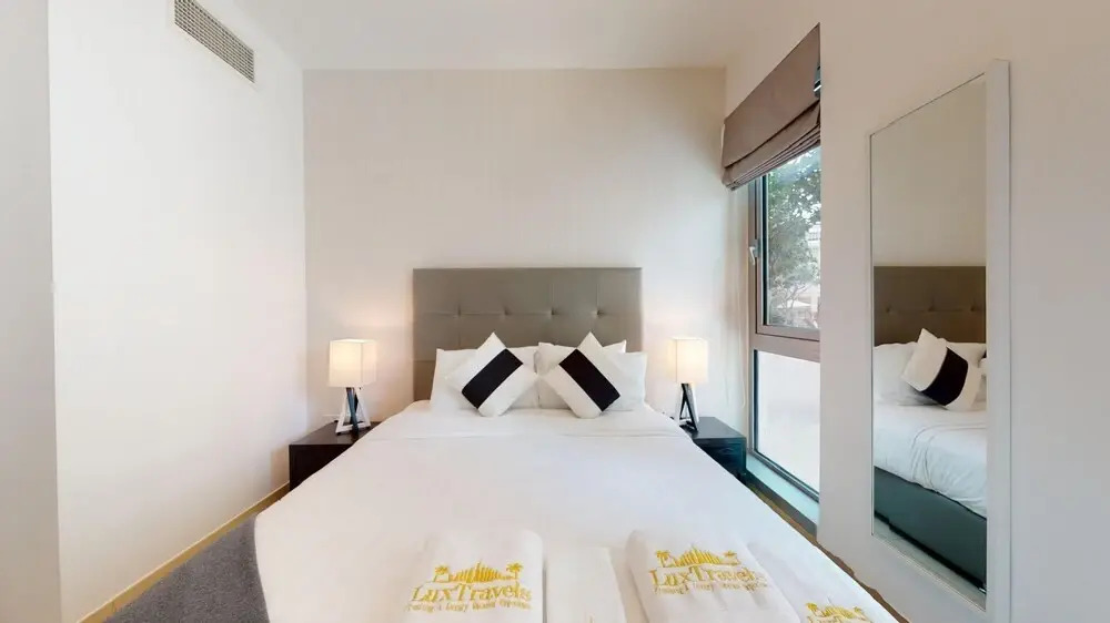 Дубай: 3BR Downtown Burj Khalifa Pool Views