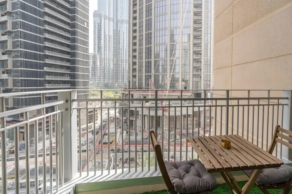 Дубай: 3BR Downtown Burj Khalifa Pool Views