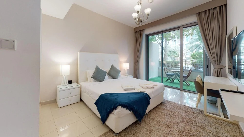 Дубай: 3BR Downtown Burj Khalifa Pool Views