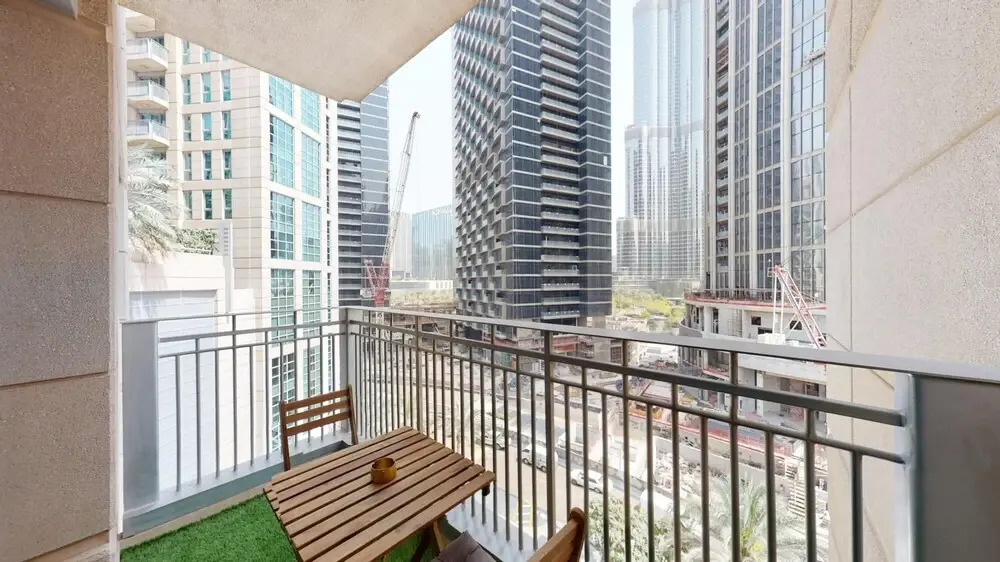 Дубай: 3BR Downtown Burj Khalifa Pool Views