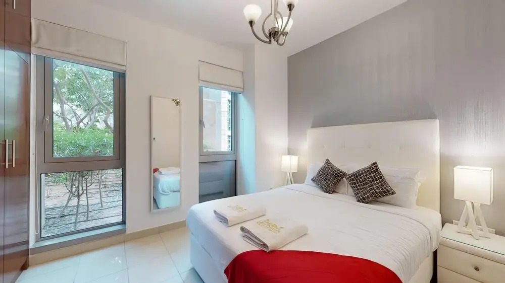 Дубай: 3BR Downtown Burj Khalifa Pool Views