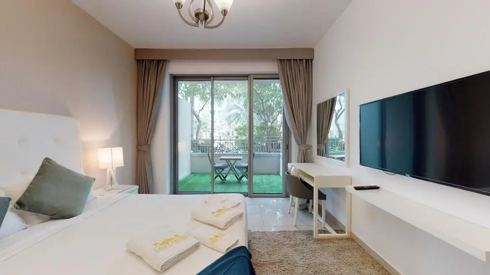 Дубай: 3BR Downtown Burj Khalifa Pool Views