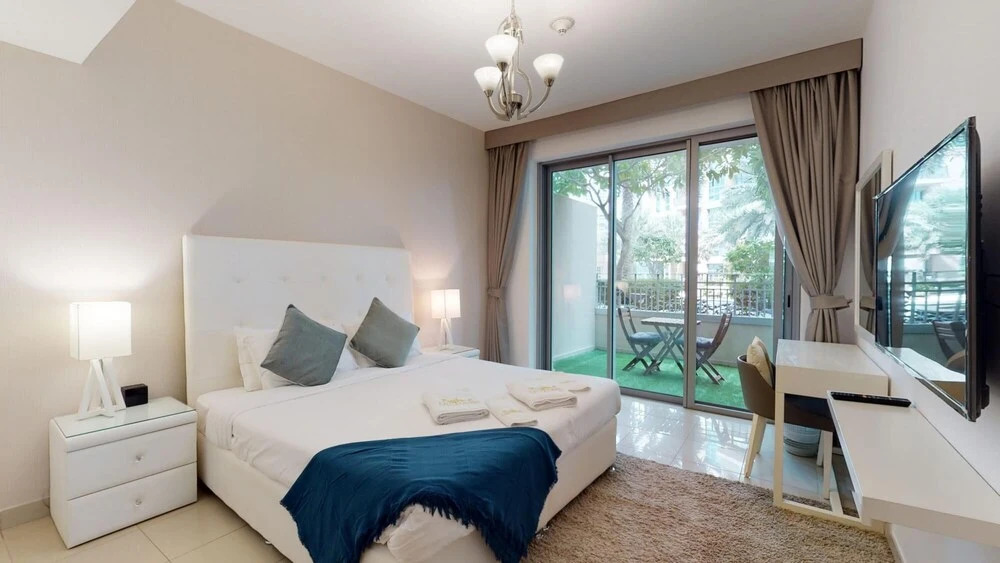 Дубай: 3BR Downtown Burj Khalifa Pool Views