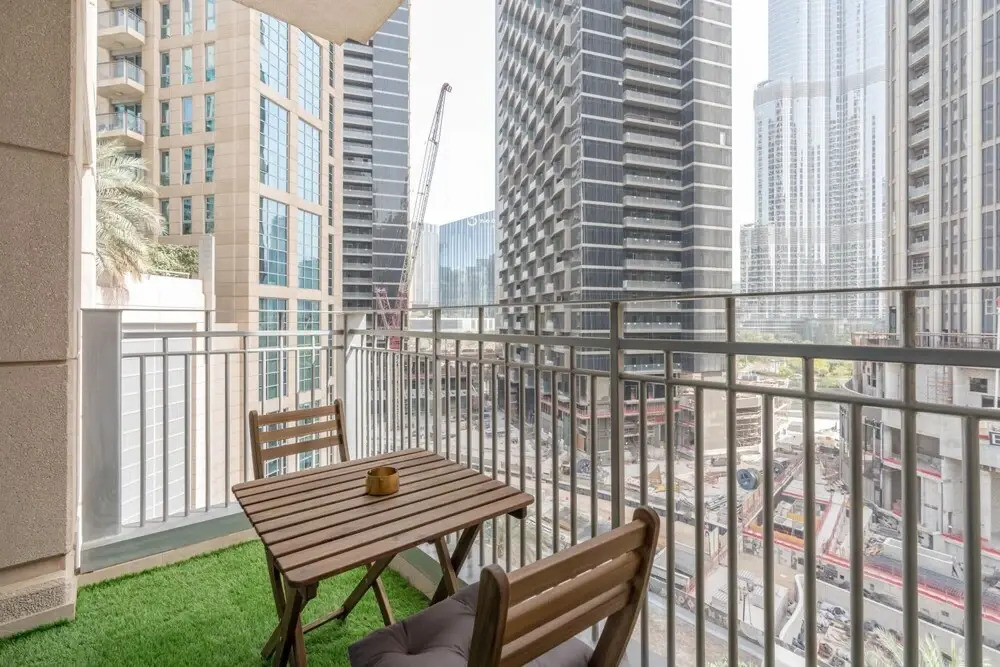 Дубай: 3BR Downtown Burj Khalifa Pool Views