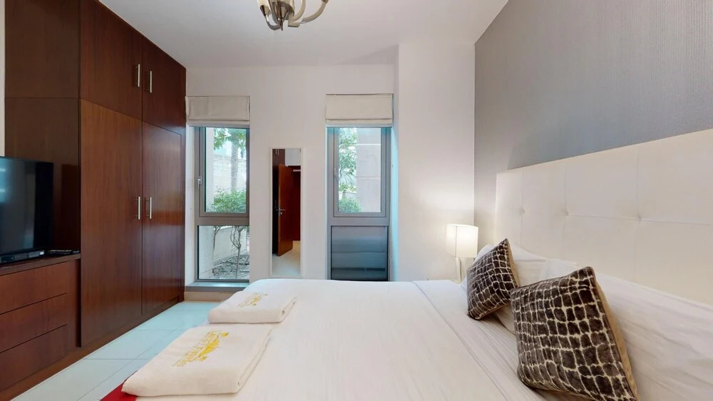 Дубай: 3BR Downtown Burj Khalifa Pool Views