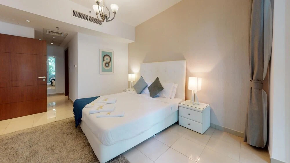 Дубай: 3BR Downtown Burj Khalifa Pool Views