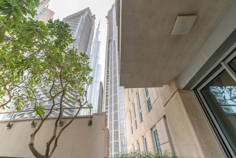 Дубай: 3BR Downtown Burj Khalifa Pool Views