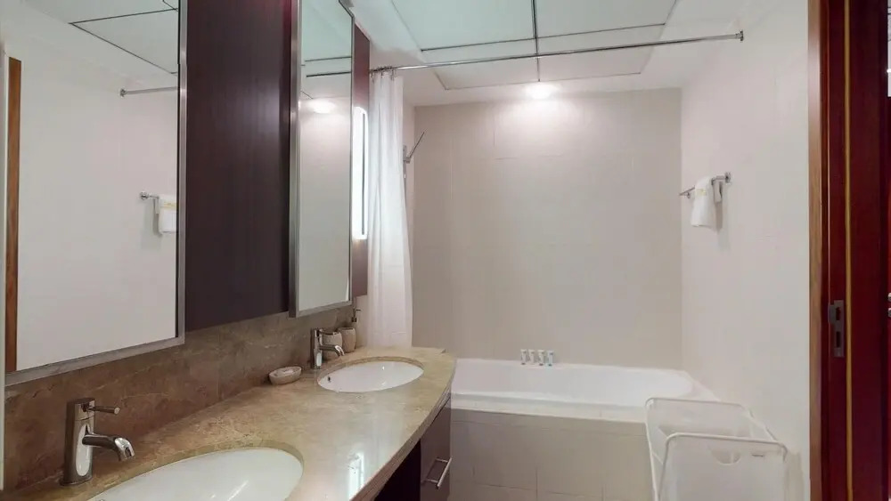 Дубай: 3BR Downtown Burj Khalifa Pool Views