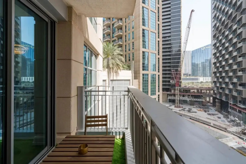 Дубай: 3BR Downtown Burj Khalifa Pool Views