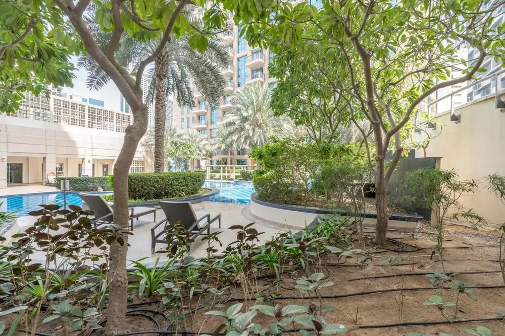 Дубай: 3BR Downtown Burj Khalifa Pool Views