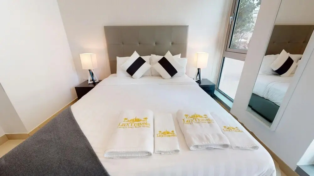 Дубай: 3BR Downtown Burj Khalifa Pool Views