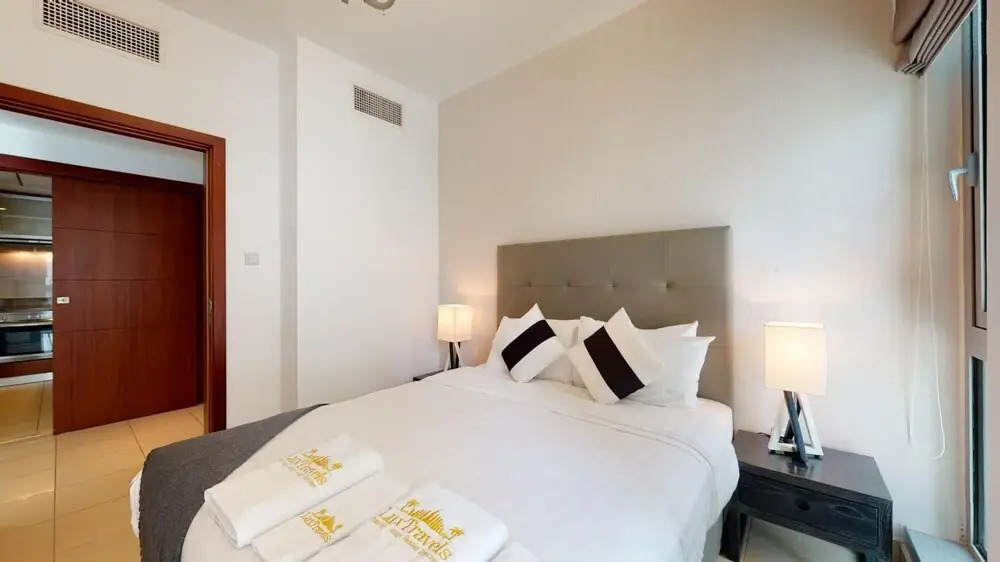 Дубай: 3BR Downtown Burj Khalifa Pool Views