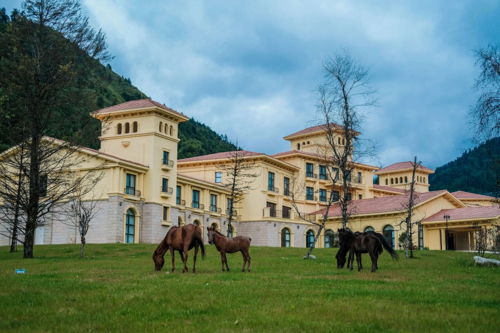 Яань: Howard Johnson by Wyndham Yaan Forest Resort