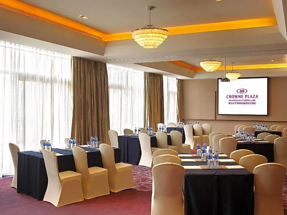 Хуаншань: Crowne Plaza Huangshan Taiping Lake