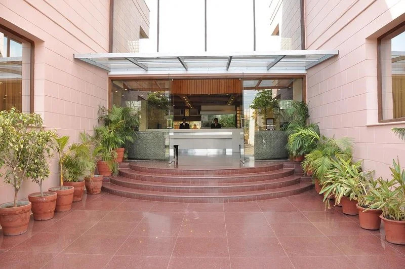 Гуруграм: Royal Retreat, OYO Premium Sikanderpur Metro II