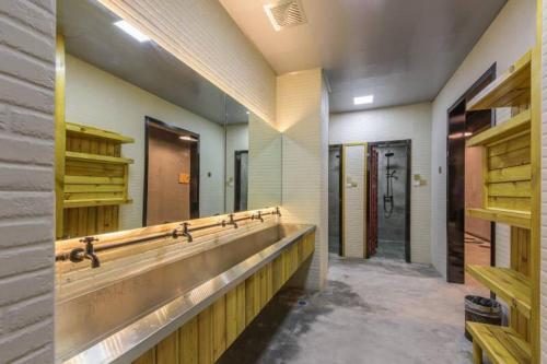 Ханчжоу: Thousand Island Lake Book&Bed International Youth Hostel