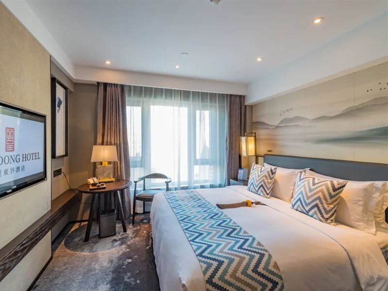 Харбин: Rezen Dong Hotel (Harbin West Railway Station, Wanda Plaza)