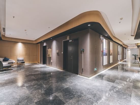 Уси: Berkesy Atour  Hotel