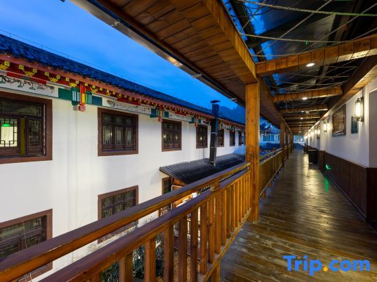 Floral Hotel·Enshi love Qingjiang homestay(Tujia daughter City store) — фото 1
