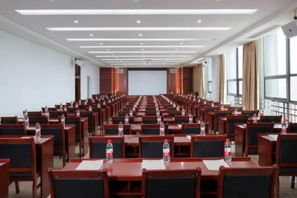 Хойчжоу: Vienna Hotel (Huizhou Boluo High Speed Rail Central Bus Station Hotel)