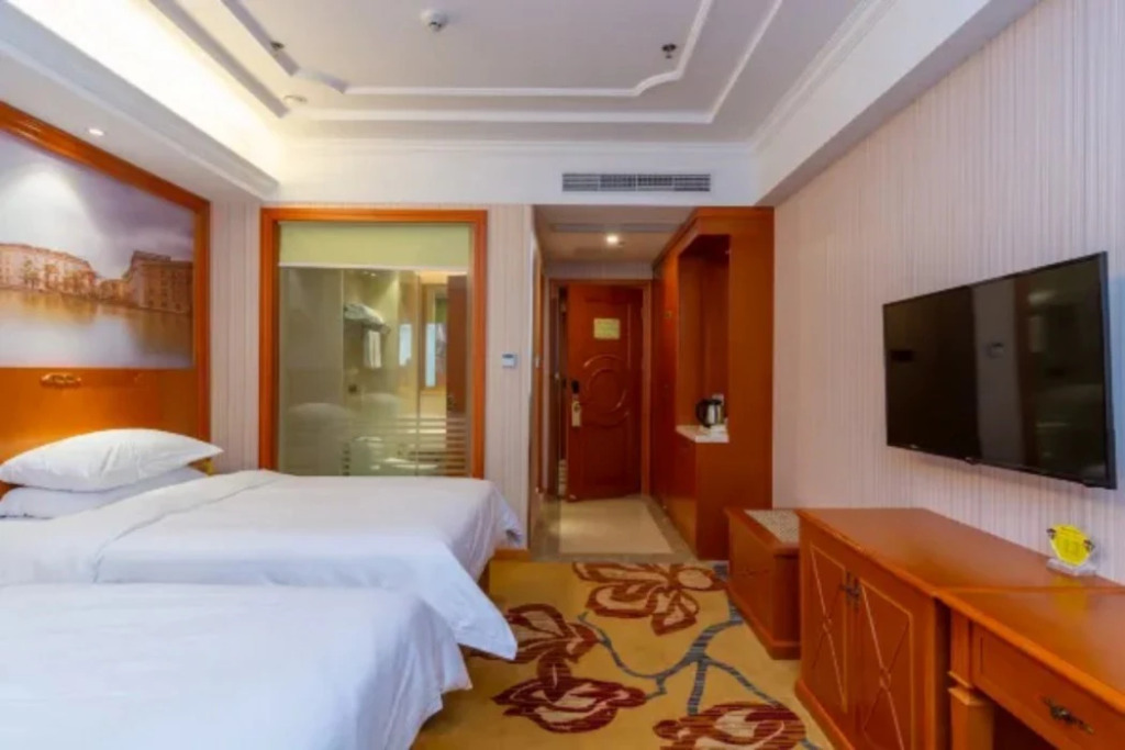 Хойчжоу: Vienna Hotel (Huizhou Boluo High Speed Rail Central Bus Station Hotel)