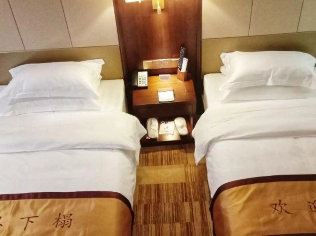 Инкоу: Shenglin Hotel