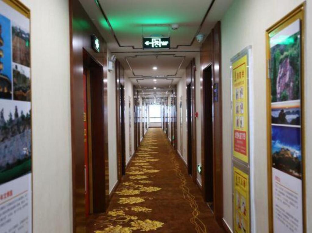 Аньцин: Super 8 Hotel (Anqing High-speed Railway Station Qijie Branch)