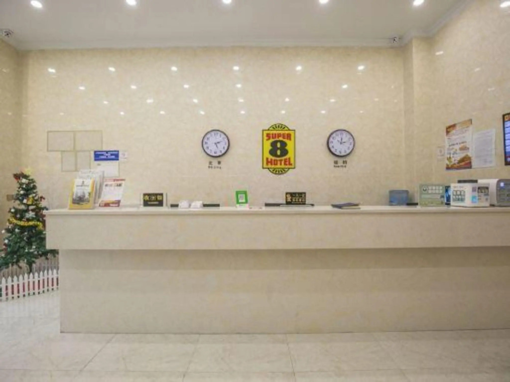 Чэнду: super 8(chengdu wukuashi Metro Station)