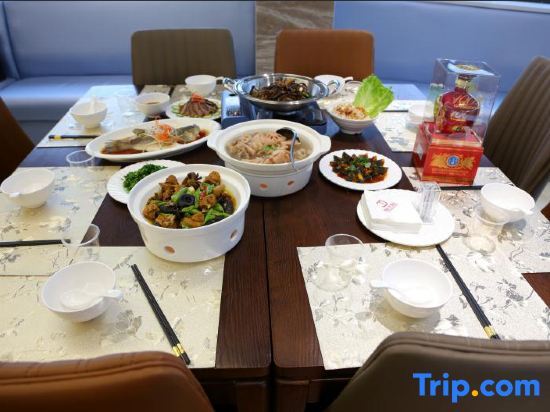 Шиянь: Yijia Grand Hotel