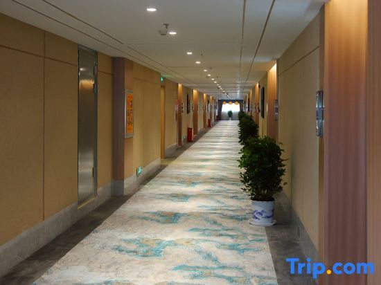 Шиянь: Yijia Grand Hotel