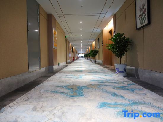 Шиянь: Yijia Grand Hotel